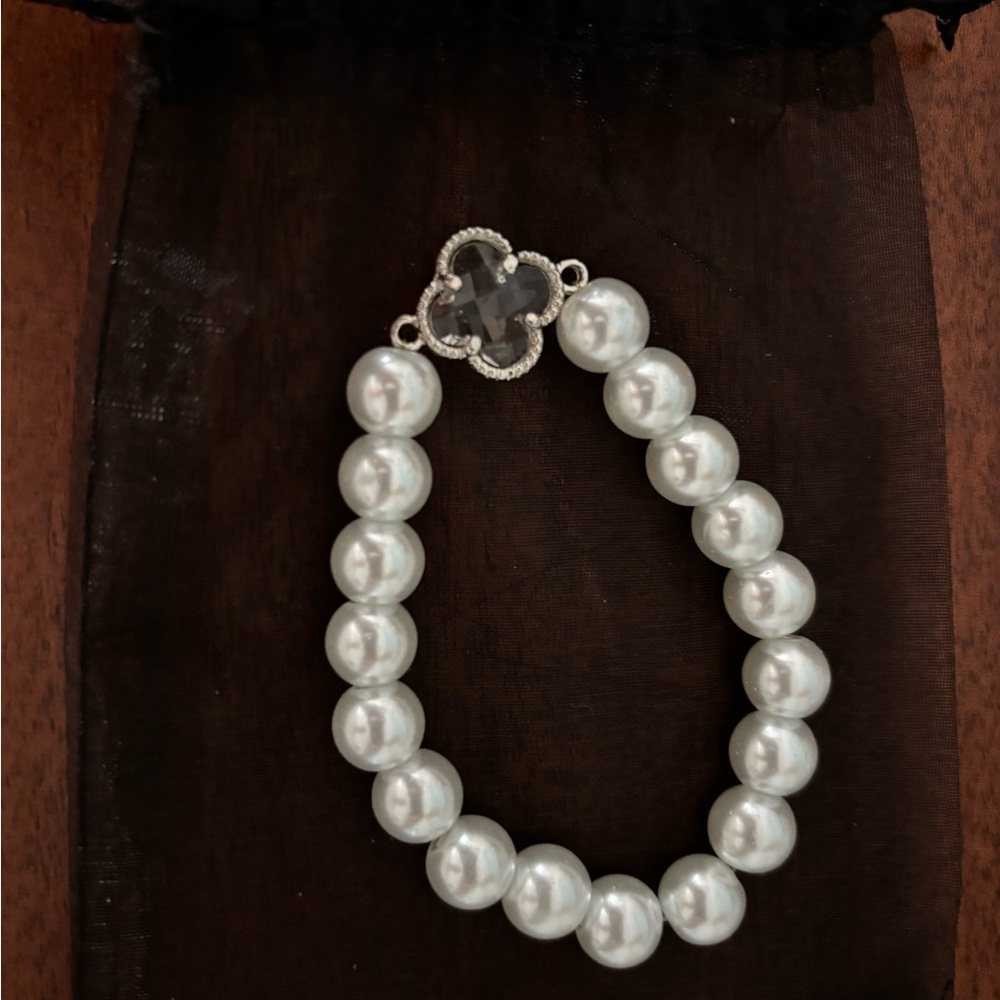 Pearl bracelet with clover accent - Picture 2 of 3